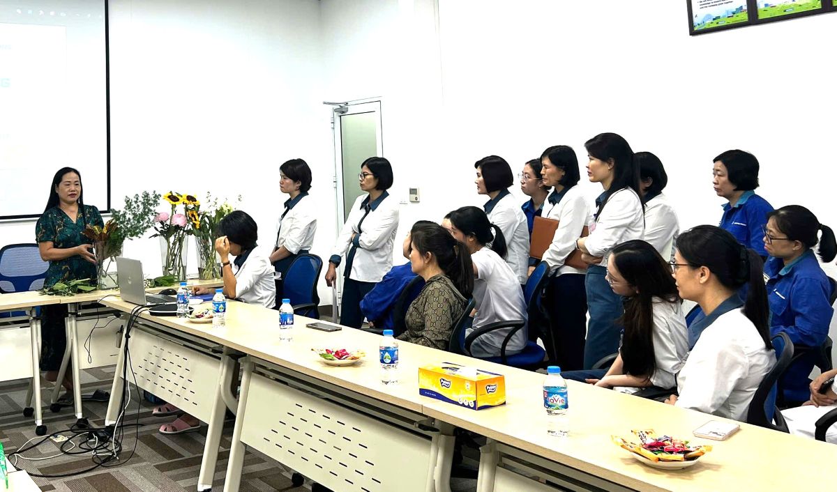 Nghệ nhân hướng dẫn người lao động kiến thức cơ bản về nghệ thuật cắm hoa như bố cục, màu sắc, ý nghĩa của từng loại hoa... Ảnh: Thanh Nga