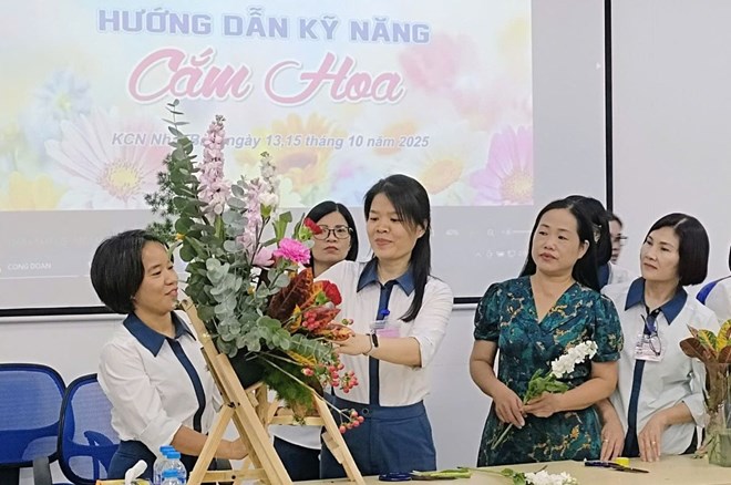 Công nhân Hải Phòng hào hứng học cắm hoa sau giờ làm việc