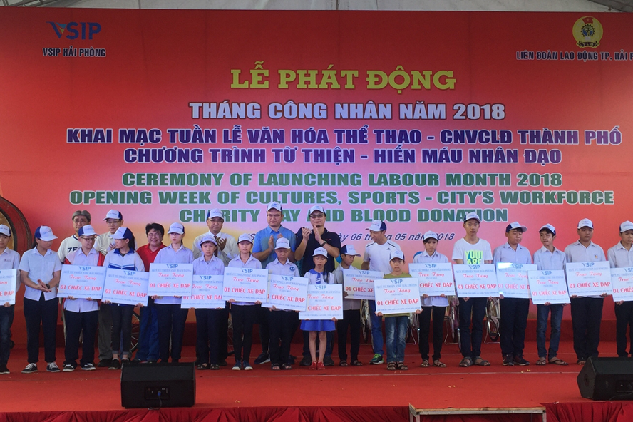 Trao 24 xe đạp tặng con công nhân lao động hoàn cảnh khó khăn. Ảnh: CTV