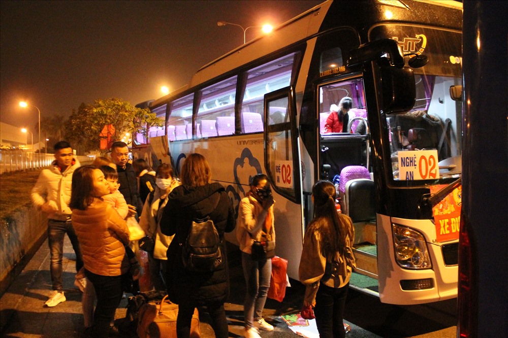 Người lao động có mặt từ rất sớm chuẩn bị cho hành trình về quê đón Tết trên chuyến xe công đoàn. Ảnh Mai Dung