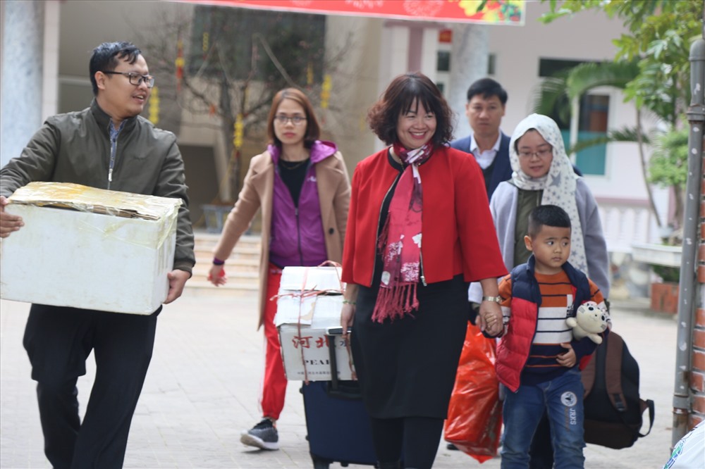 13h ngày 29.1, rất đông công nhân, lao động có mặt tại điểm đón Khu công nghiệp Tây Bắc Ga (Thanh Hoá) để lên chuyến xe trở lại Hải Phòng làm việc sau kì nghỉ Tết. Ảnh MD
