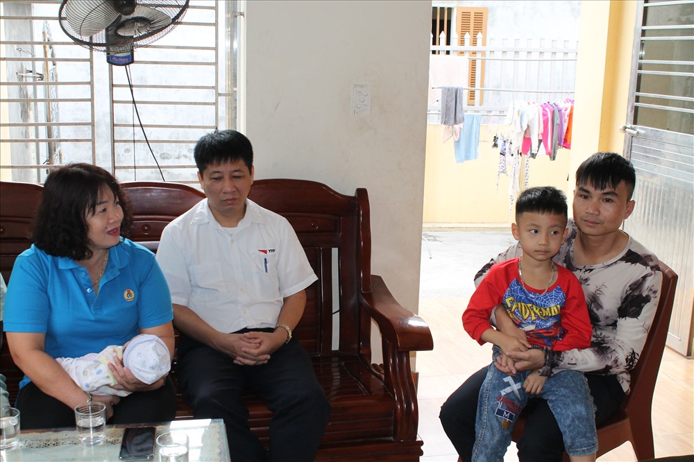 Lãnh đạo Công đoàn Khu kinh tế Hải Phòng chia sẻ khó khăn, mất mát với gia đình anh Nguyễn Văn Mạnh. Ảnh Mai Dung