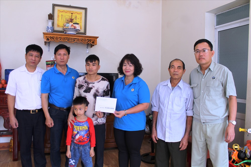 Công đoàn Khu kinh tế Hải Phòng trao trợ cấp 10 triệu đồng tặng gia đình công nhân tử vong do tai nạn giao thông. Ảnh Mai Dung