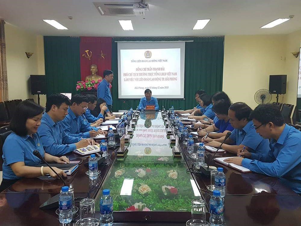 PCT Thường trực TLĐ làm việc với LĐLĐ thành phố. 