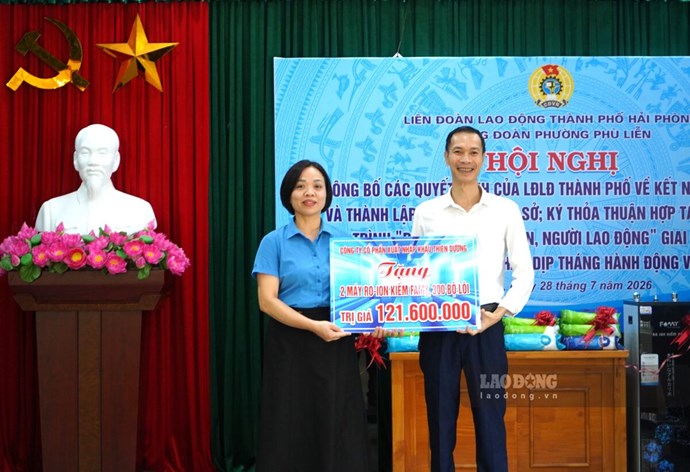 Công đoàn phường Phù Liễn kí kết phối hợp và tiếp nhận tài trợ từ Công ty Cổ phần Xuất nhập khẩu Thiên Dương. Ảnh: Mai Dung