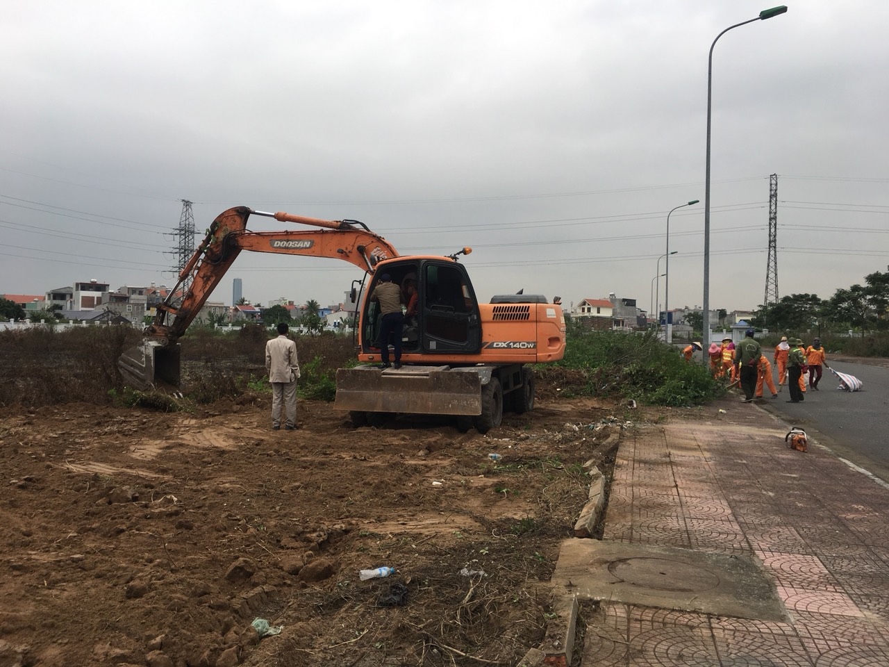 CNLĐ Công ty CP Công viên cây xanh dọn vệ sinh tại khu cách ly BV Việt Tiệp
