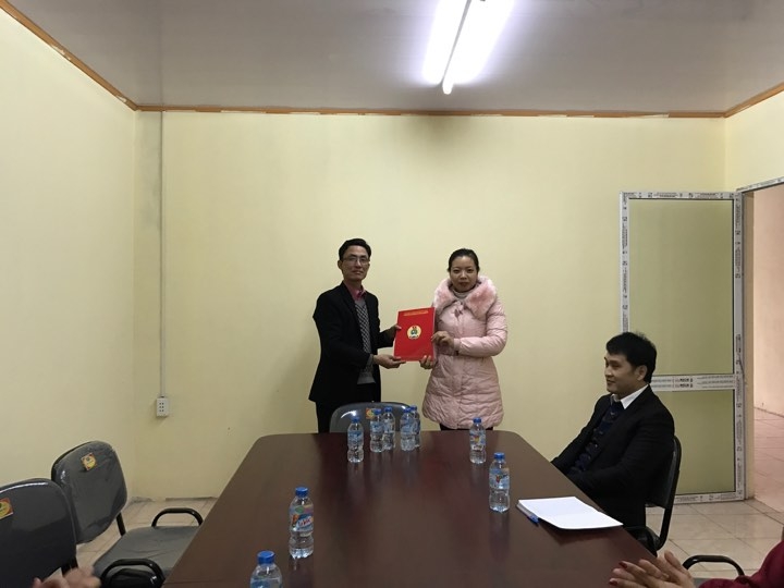 Trao Quyết định thành lập Công đoàn công ty TNHH SX Hưng Thịnh