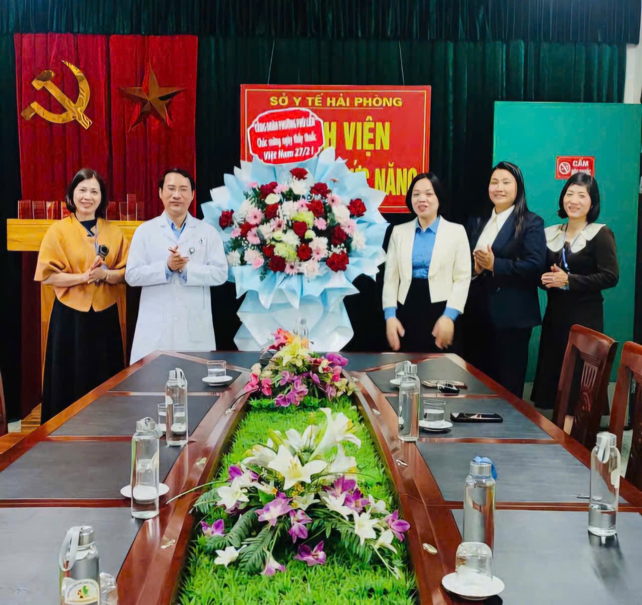Đồng chí Đoàn Thị Vân Minh - Phó Chủ tịch Uỷ ban MTTQ Việt Nam phường, Chủ tịch Công đoàn phường tặng hoa chúc mừng Bệnh viện