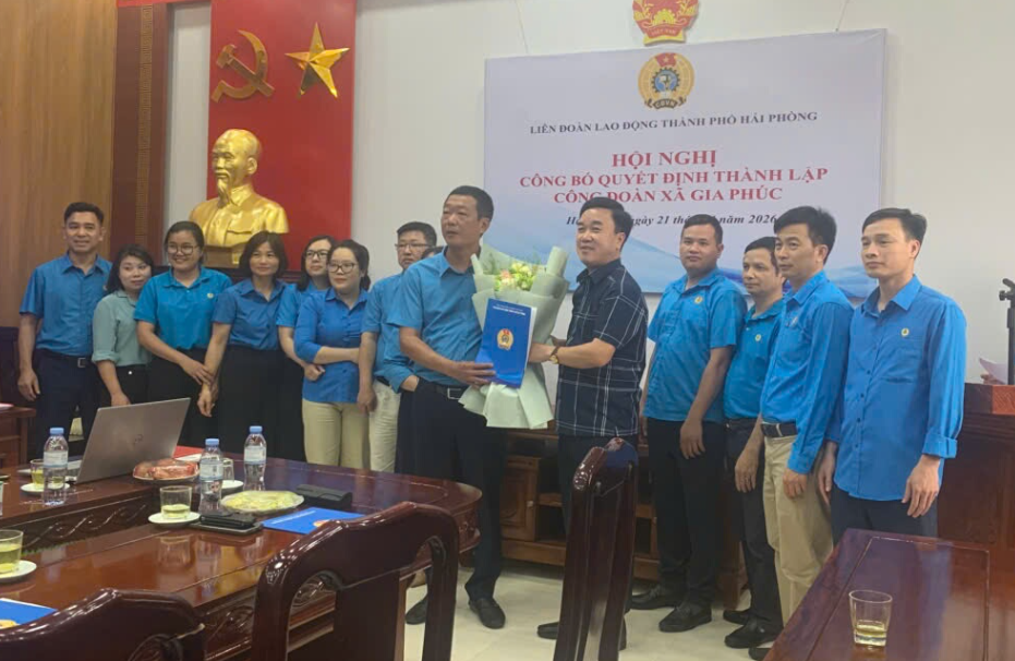 Đồng chí Nguyễn Văn Quyết - Phó Chủ tịch Thường trực LĐLĐ thành phố trao Quyết định thành lập và tặng hoa chúc mừng Ban Chấp hành Công đoàn xã Gia Phúc khóa I, nhiệm kỳ 2026 - 2030.