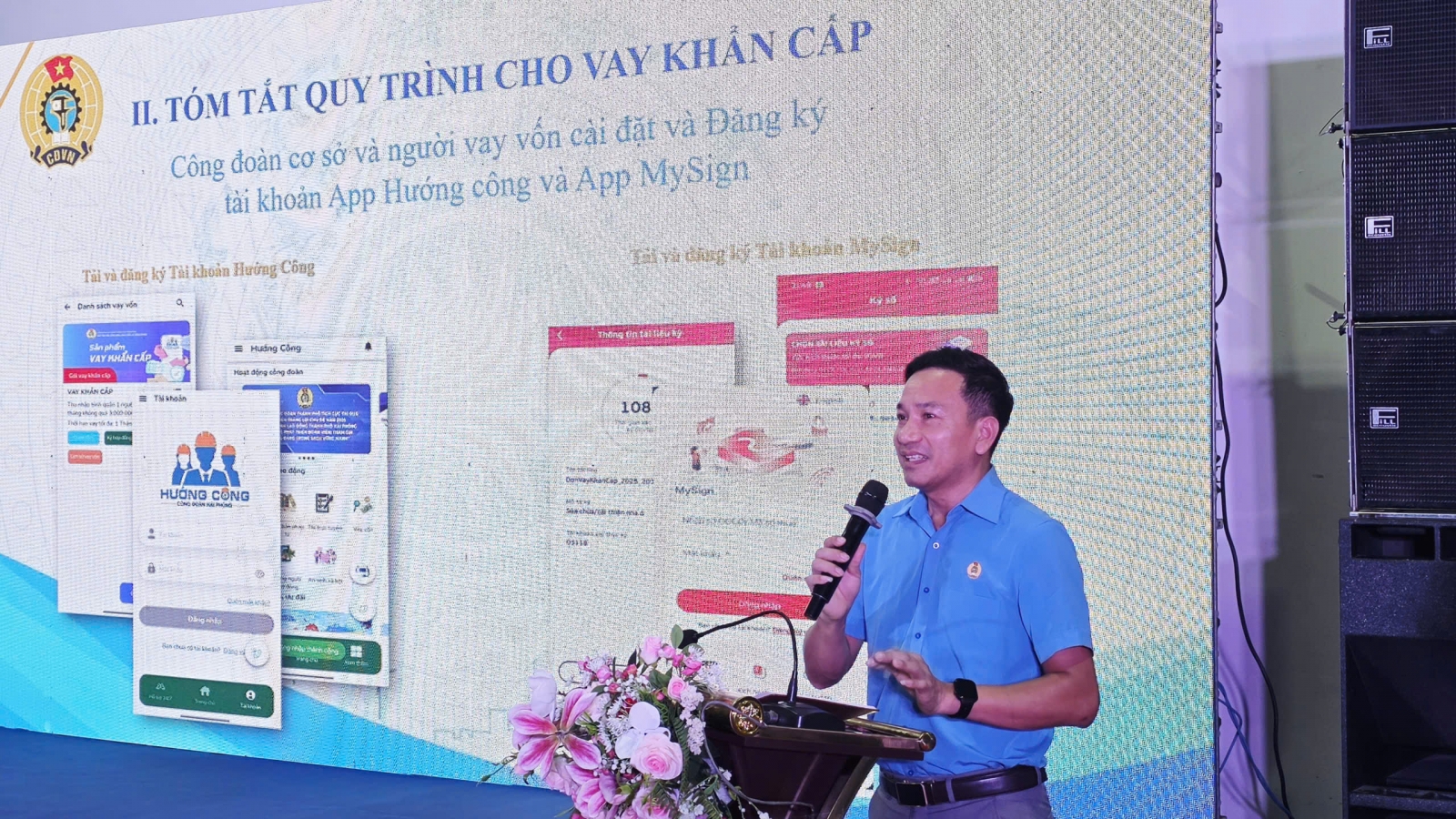Đại diện Quỹ trợ vốn LĐLĐ thành phố hướng dẫn công nhân gói vay lãi xuất thấp, phòng ngừa tín dụng đen